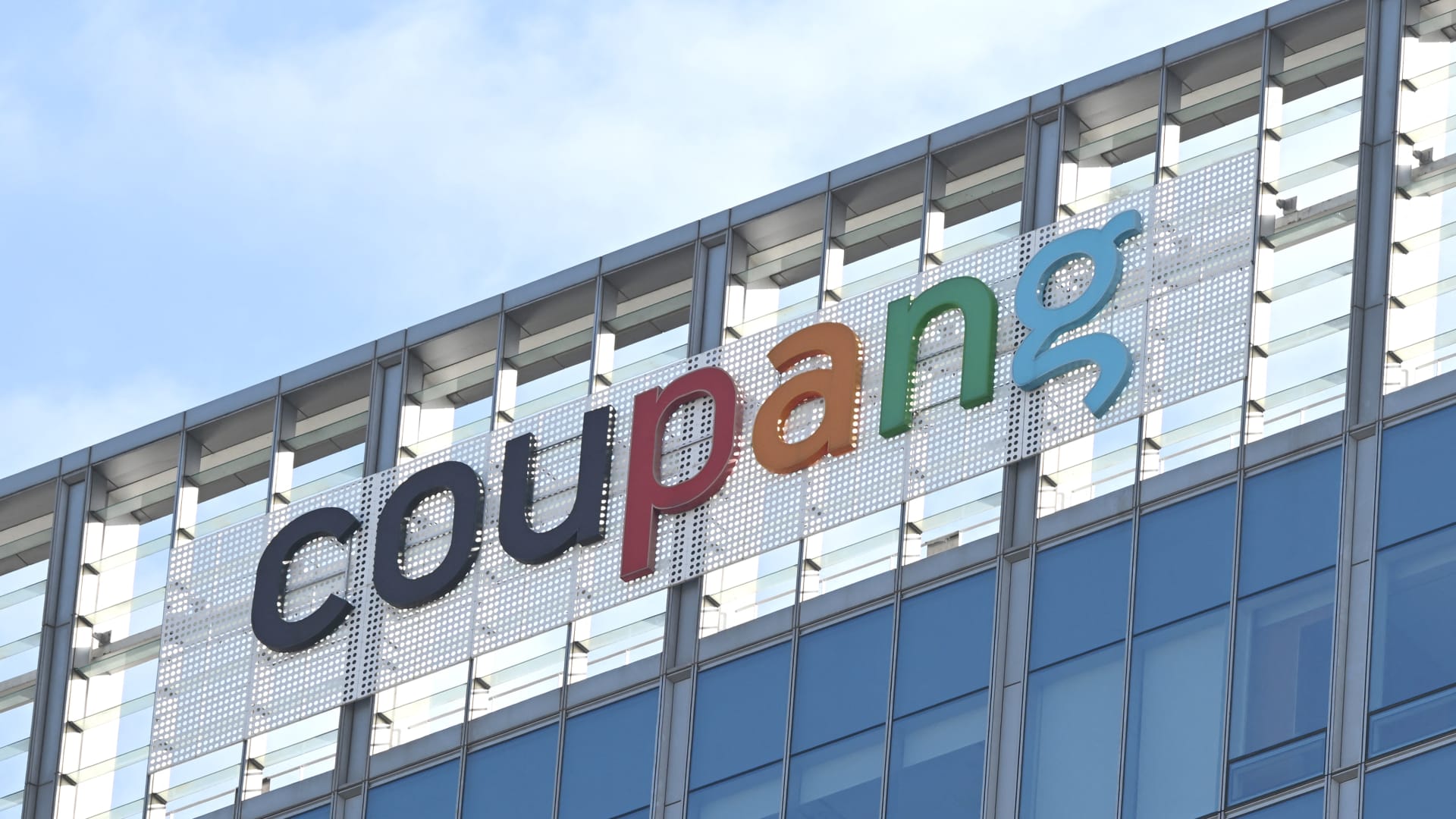 Featured image for Coupang to compensate $1.1 billion over data breach amid founder's apology