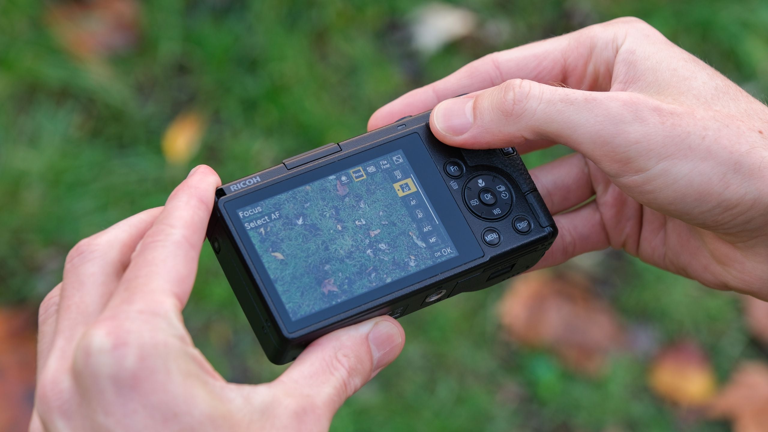 Featured image for Compact Cameras Make a Strong Comeback Amid DSLR Decline