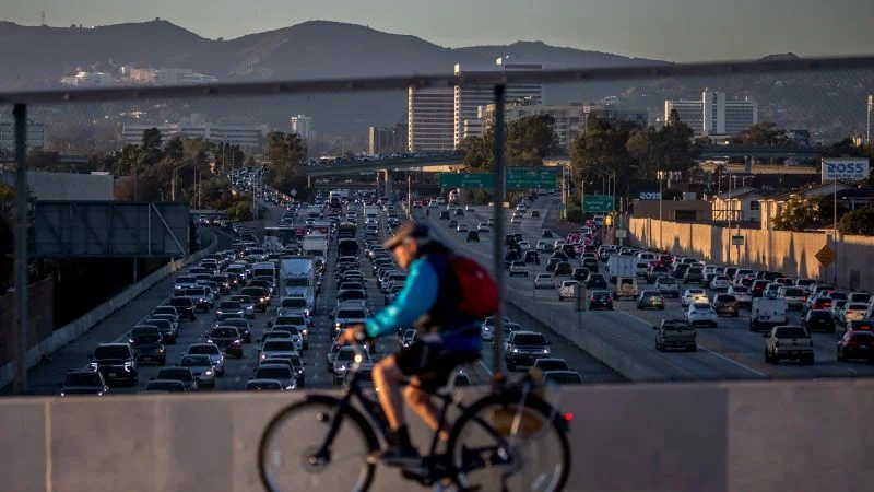 US auto market shifts toward bigger, hybrid-focused models as emissions rules loosen
