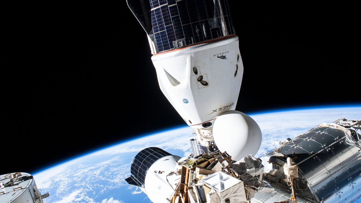 "Glitch Disrupts SpaceX Dragon's Mission at International Space Station"