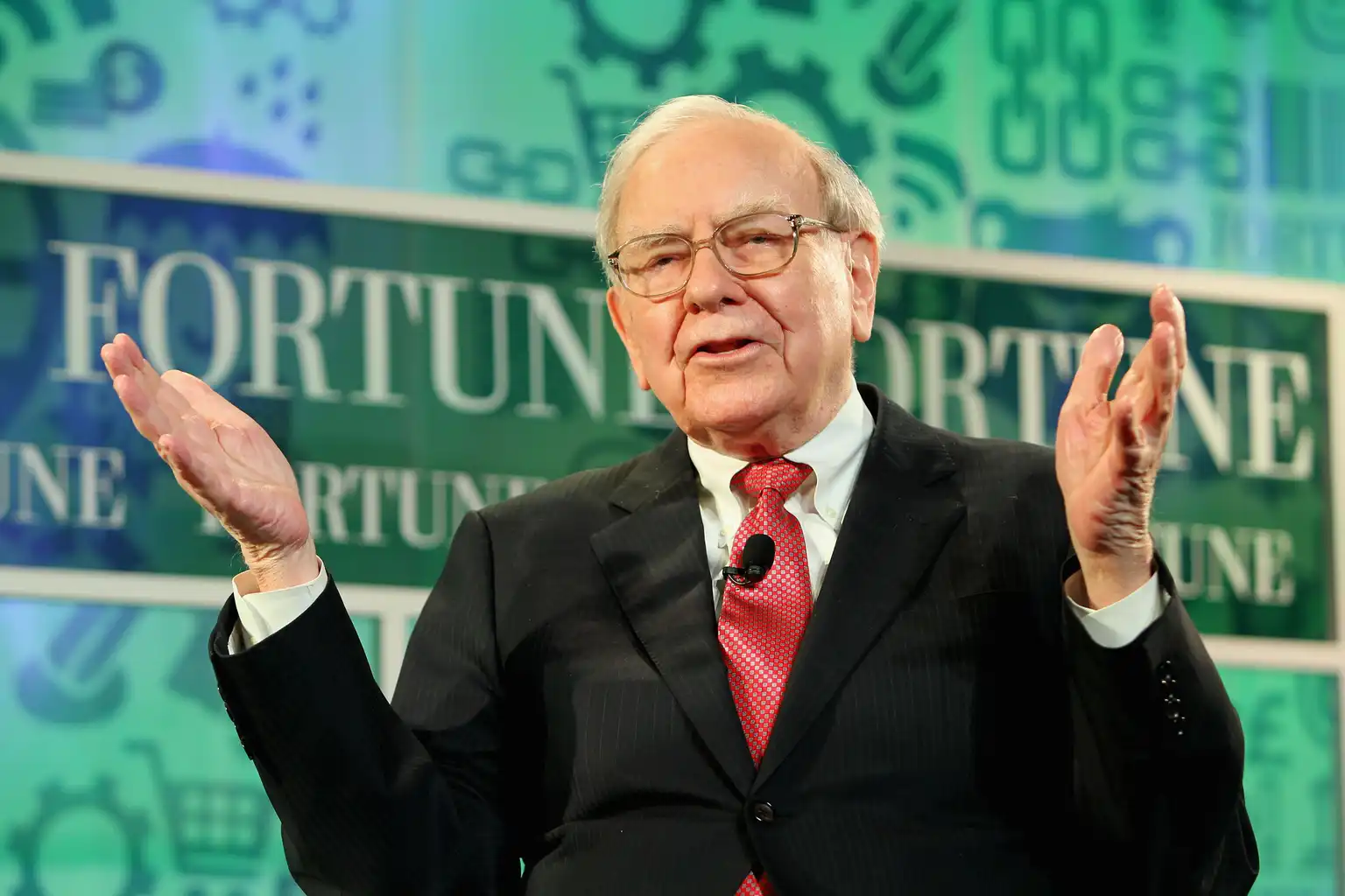 Warren Buffett's Contrasting Views on Banks, Elon Musk, and Avoiding Mistakes.