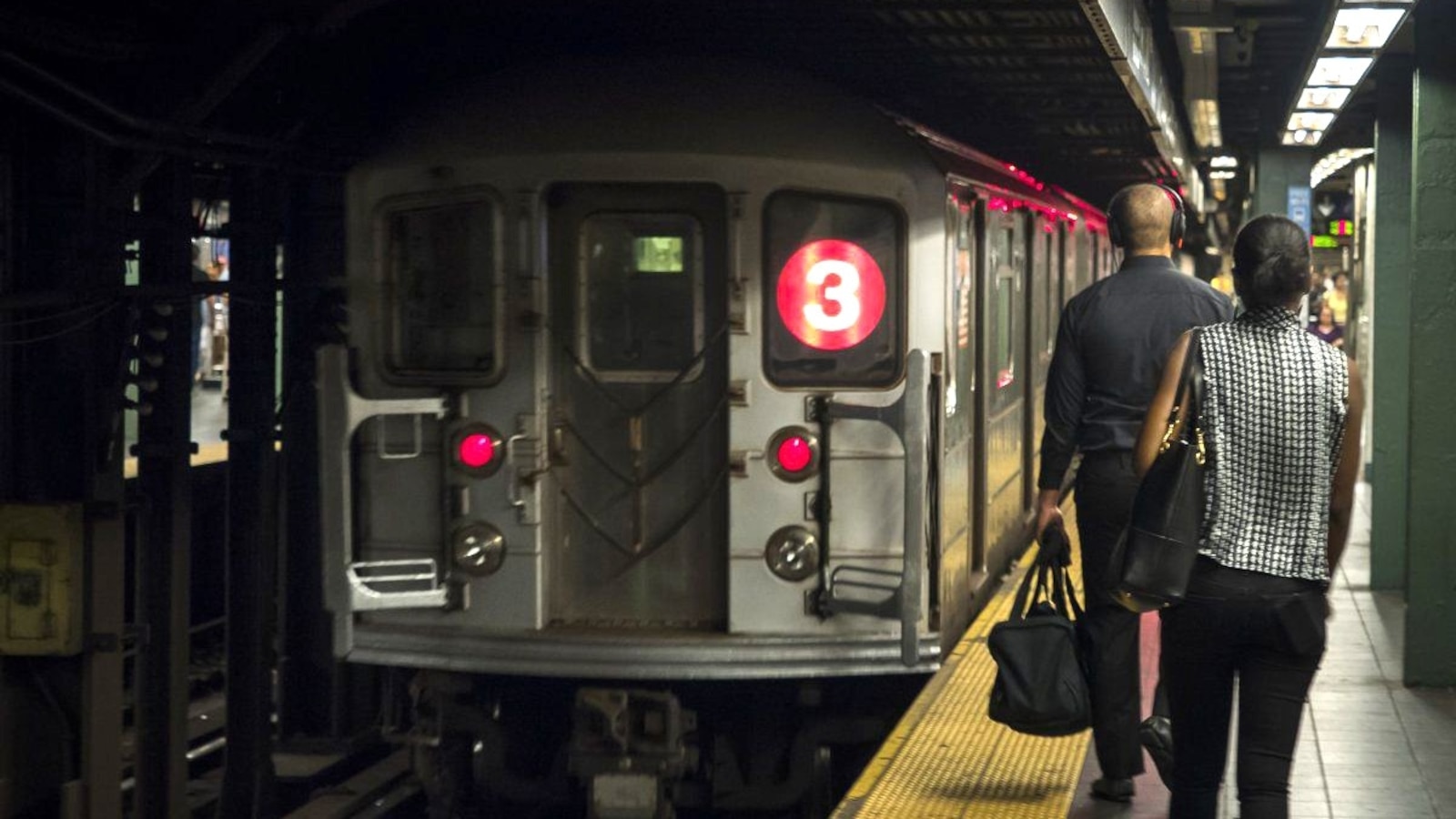 Boyfriend Pushes Woman onto Subway Tracks, Resulting in Double Amputation