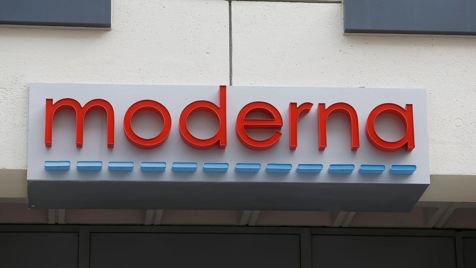 Moderna's Q1 earnings exceed expectations despite vaccine demand concerns.