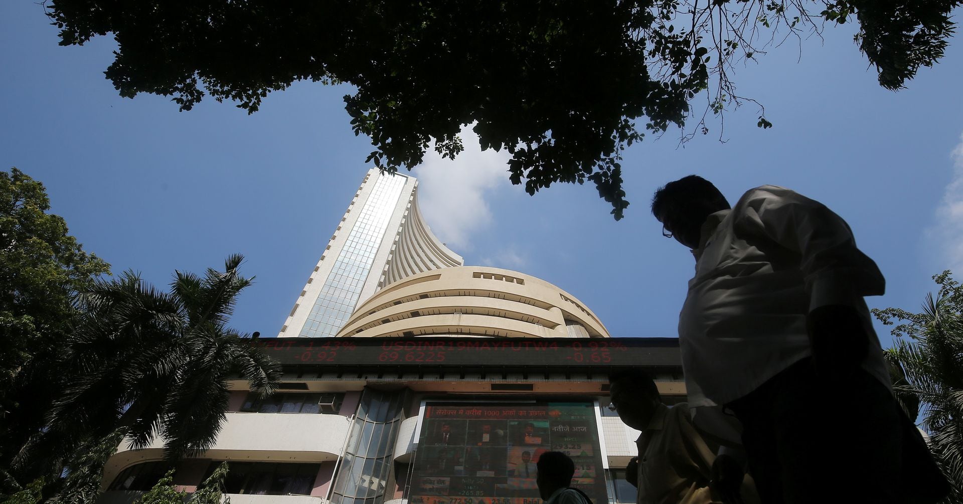"India's Stock Market Surges as Chinese Stocks Struggle: Investor Analysis"