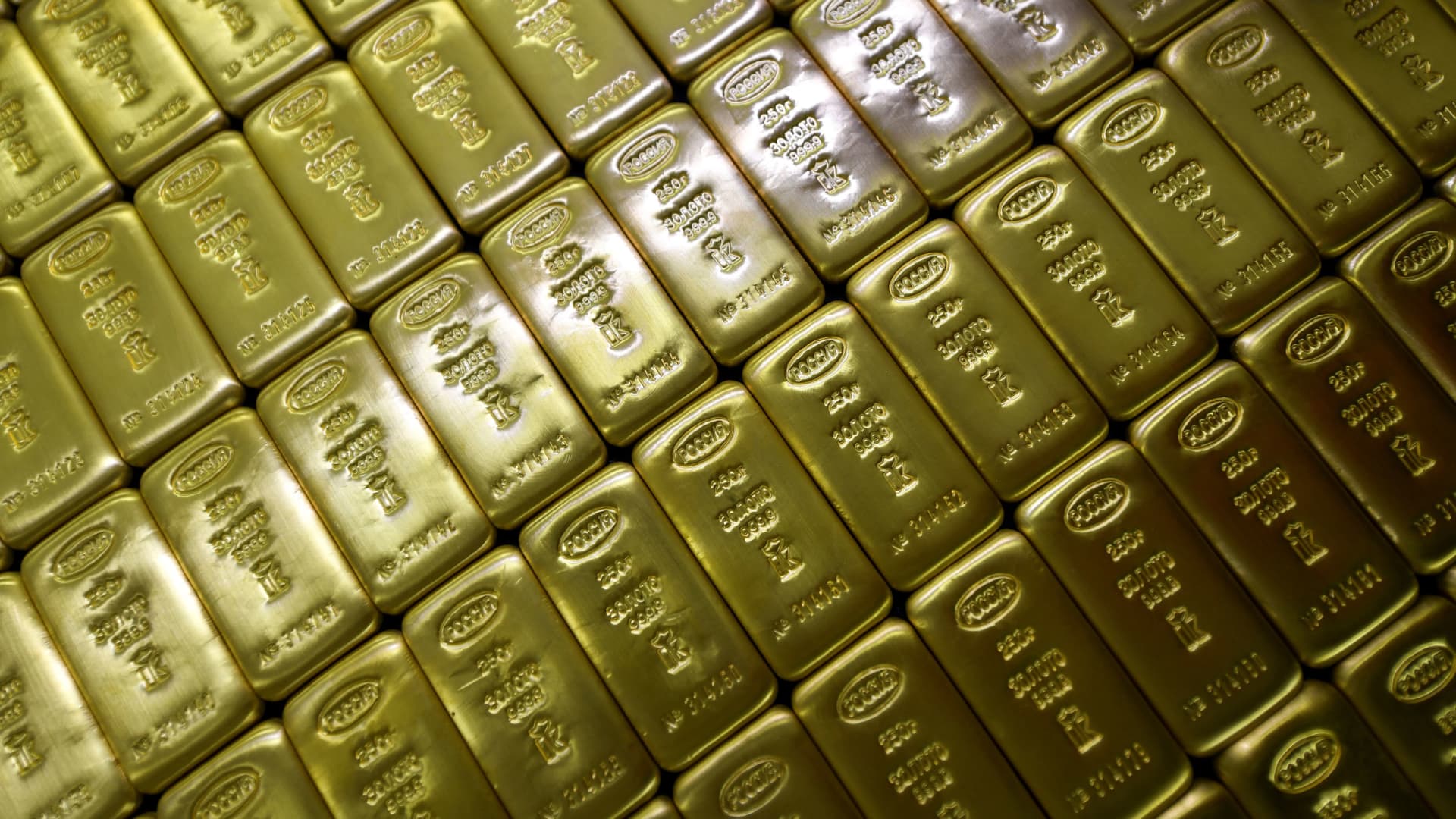 Gold prices surge as U.S. dollar weakens and analysts predict a Christmas rally