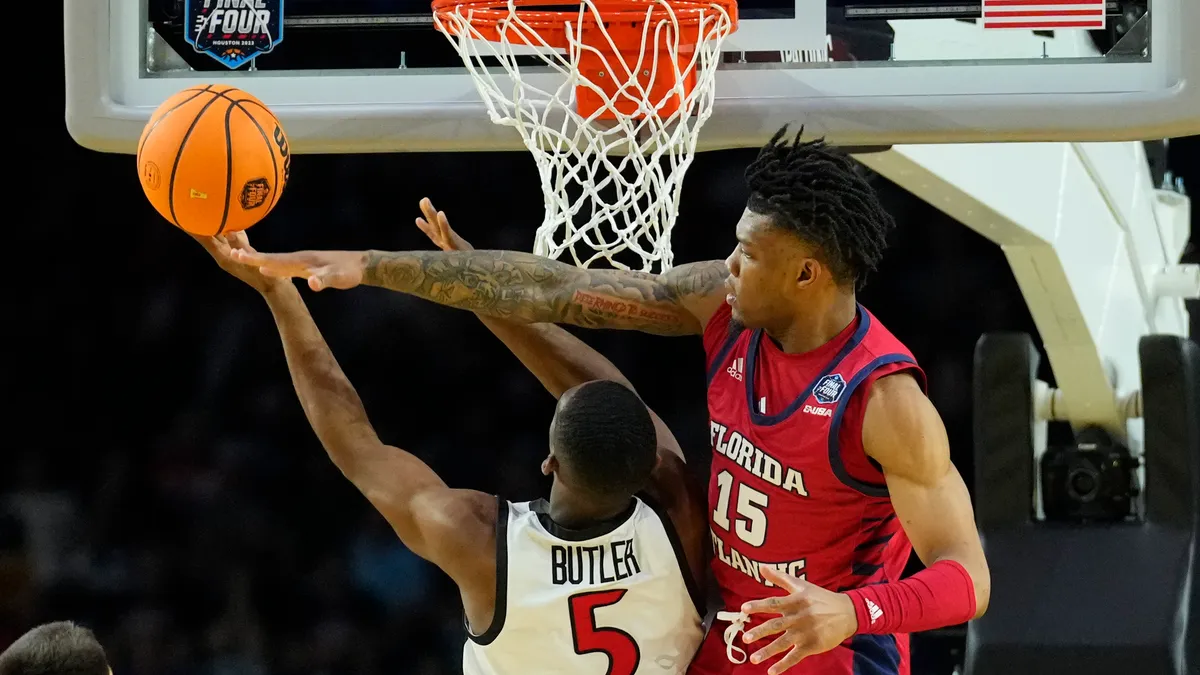 Featured image for March Madness Final Four: Florida Atlantic Holds On to Slim Lead Over San Diego State.