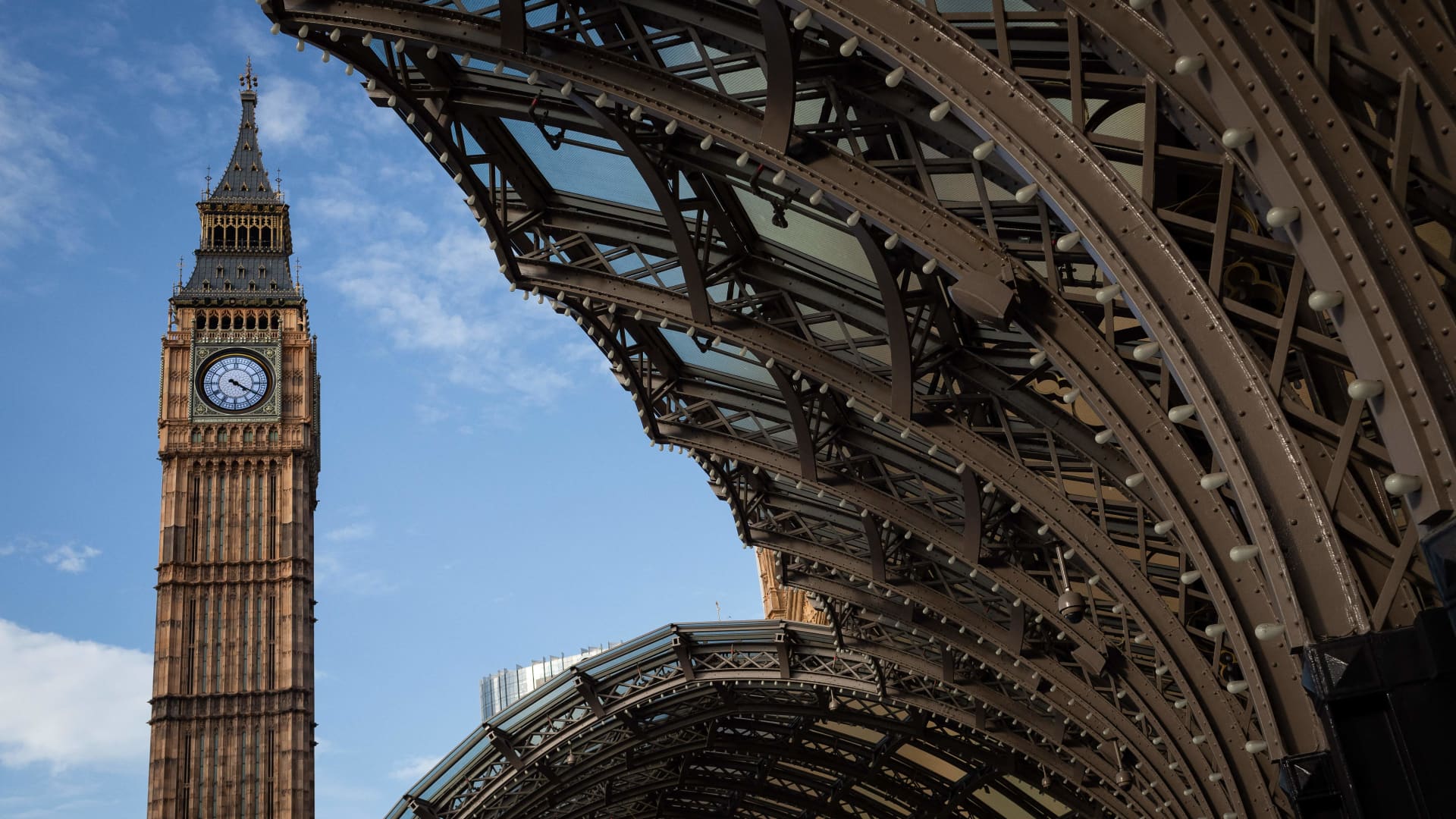 Featured image for China's new $2 billion resort features replica of London's Big Ben.