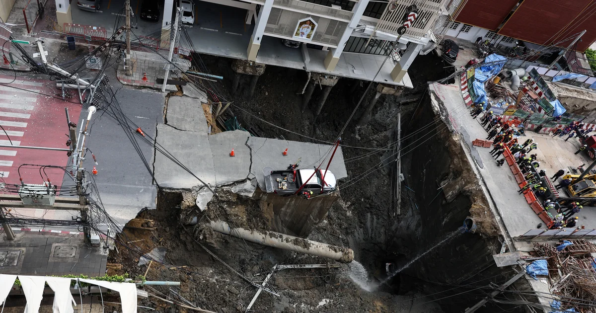 Featured image for Massive Sinkhole Devours Bangkok Road, Causing Evacuations and Disruptions