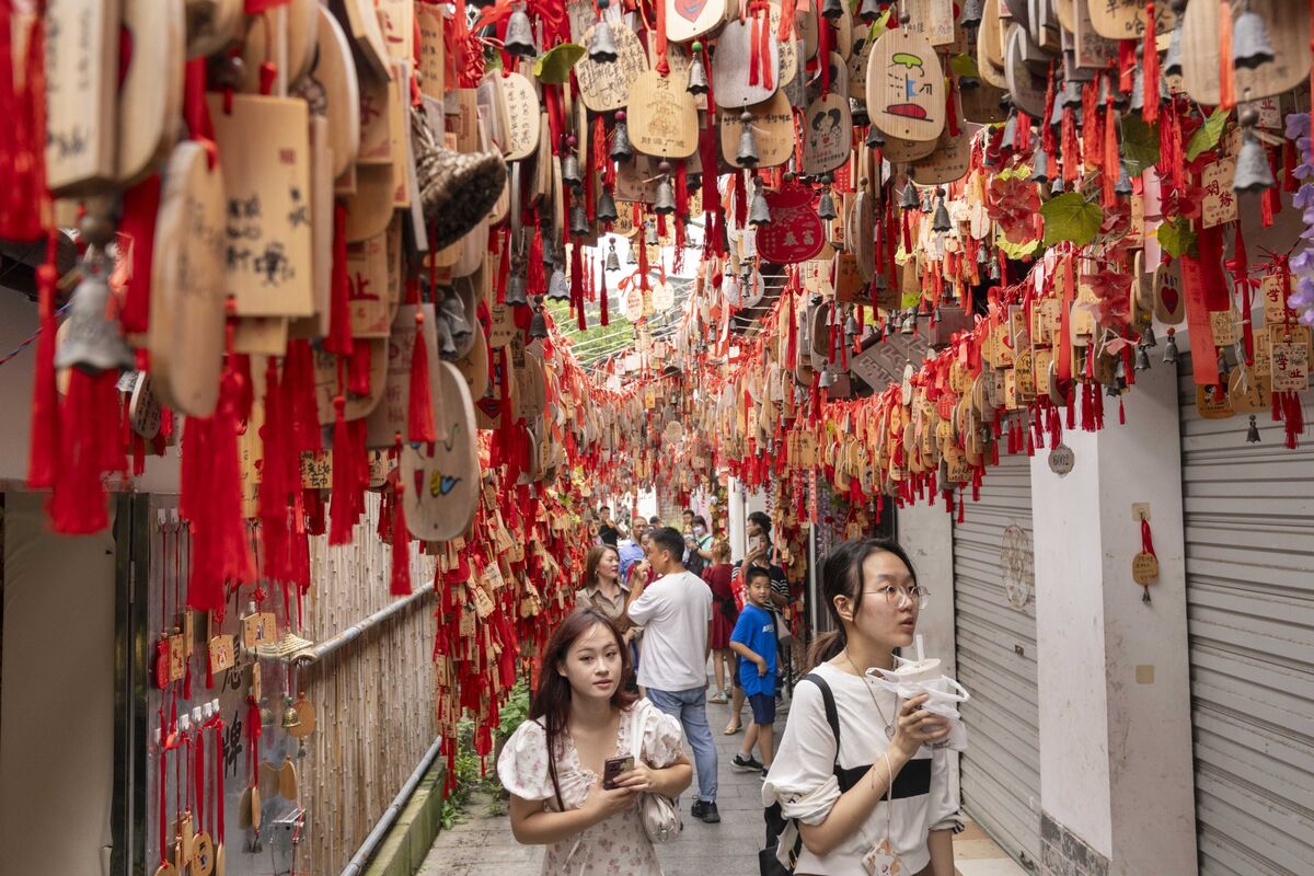 "Asia's Eventful Week: Shutdown Averted, India Banknotes, and Nobel Prizes"