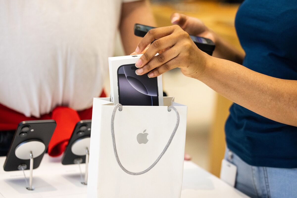 Apple Shifts Focus to AI Amid Profitability Concerns