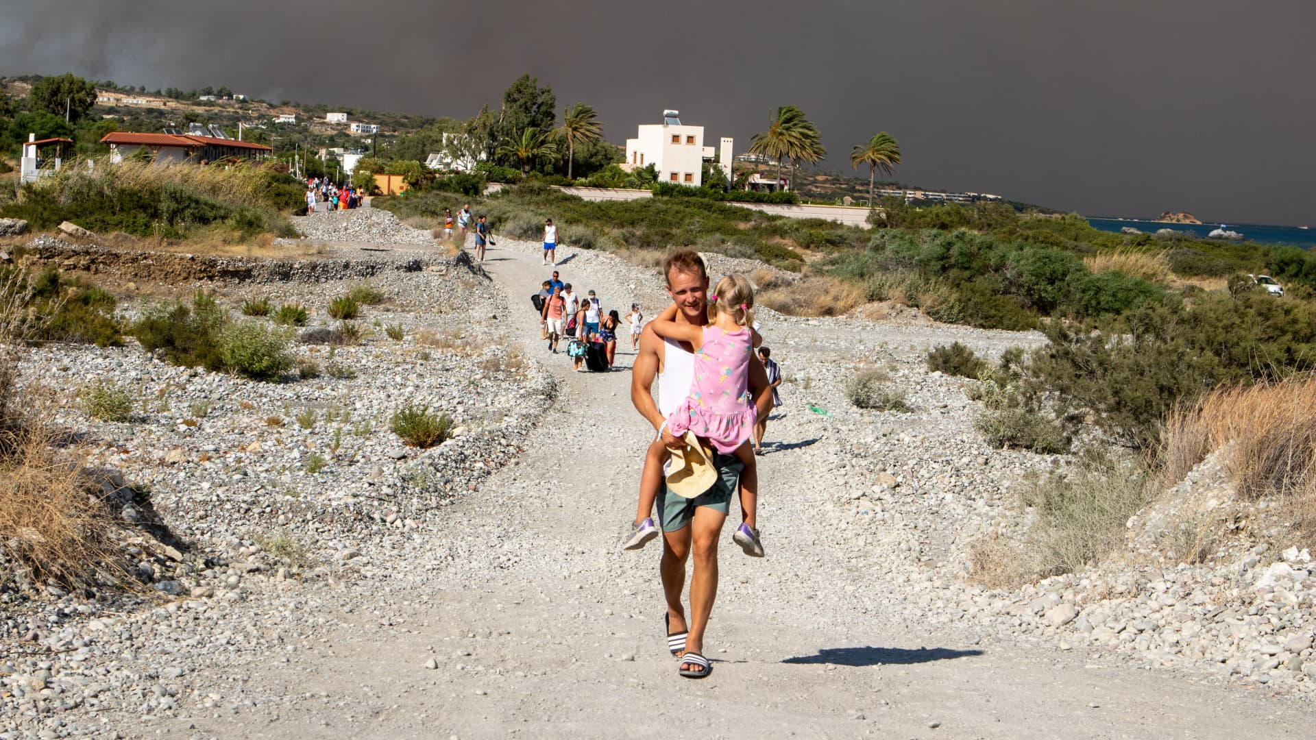 "Escaping the Heat: Tourists Seek Cooler Destinations as Europe's Extreme Temperatures Persist"