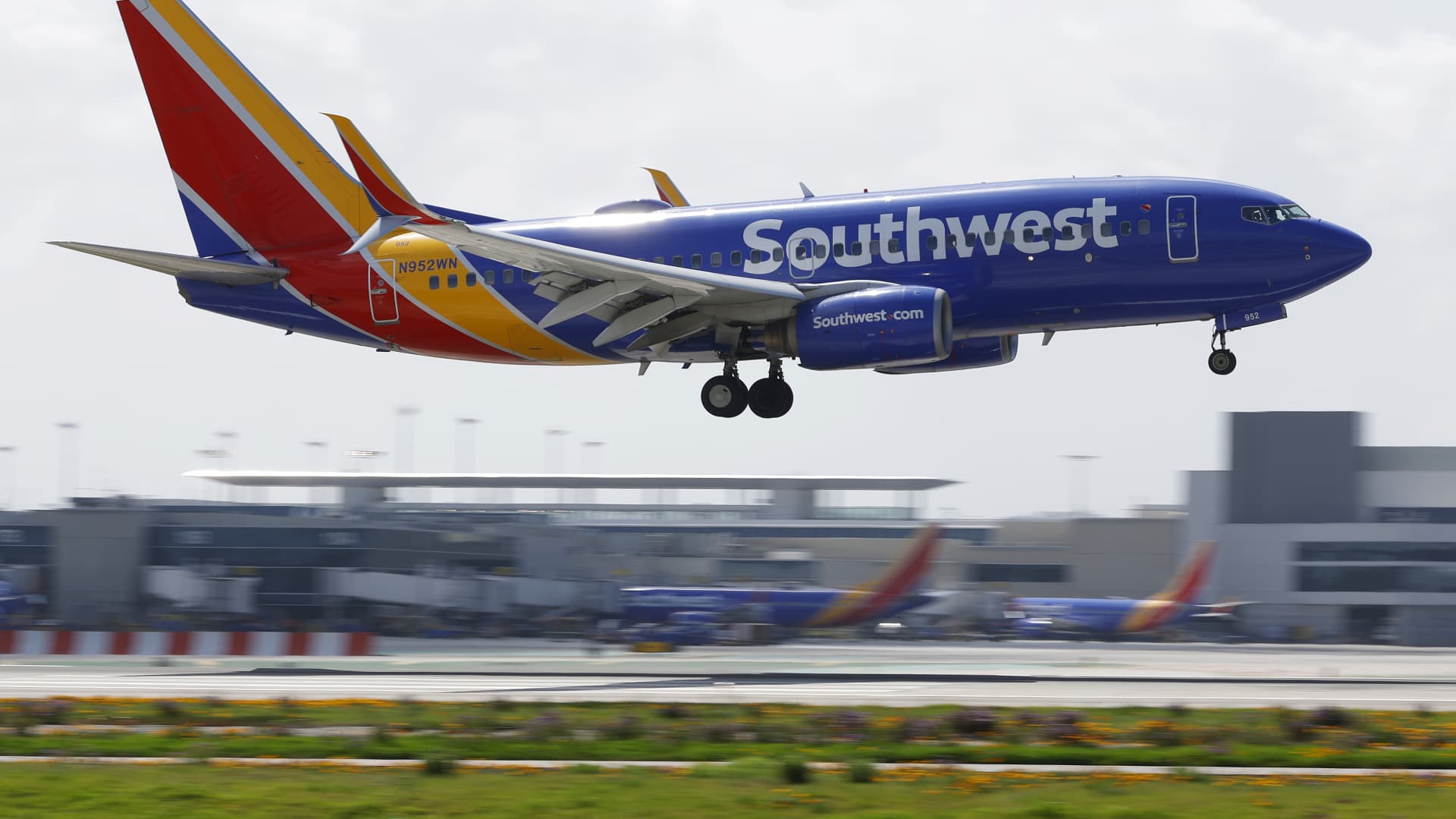 Featured image for Southwest Airlines Surges Despite Profit Drop, Analysts Optimistic