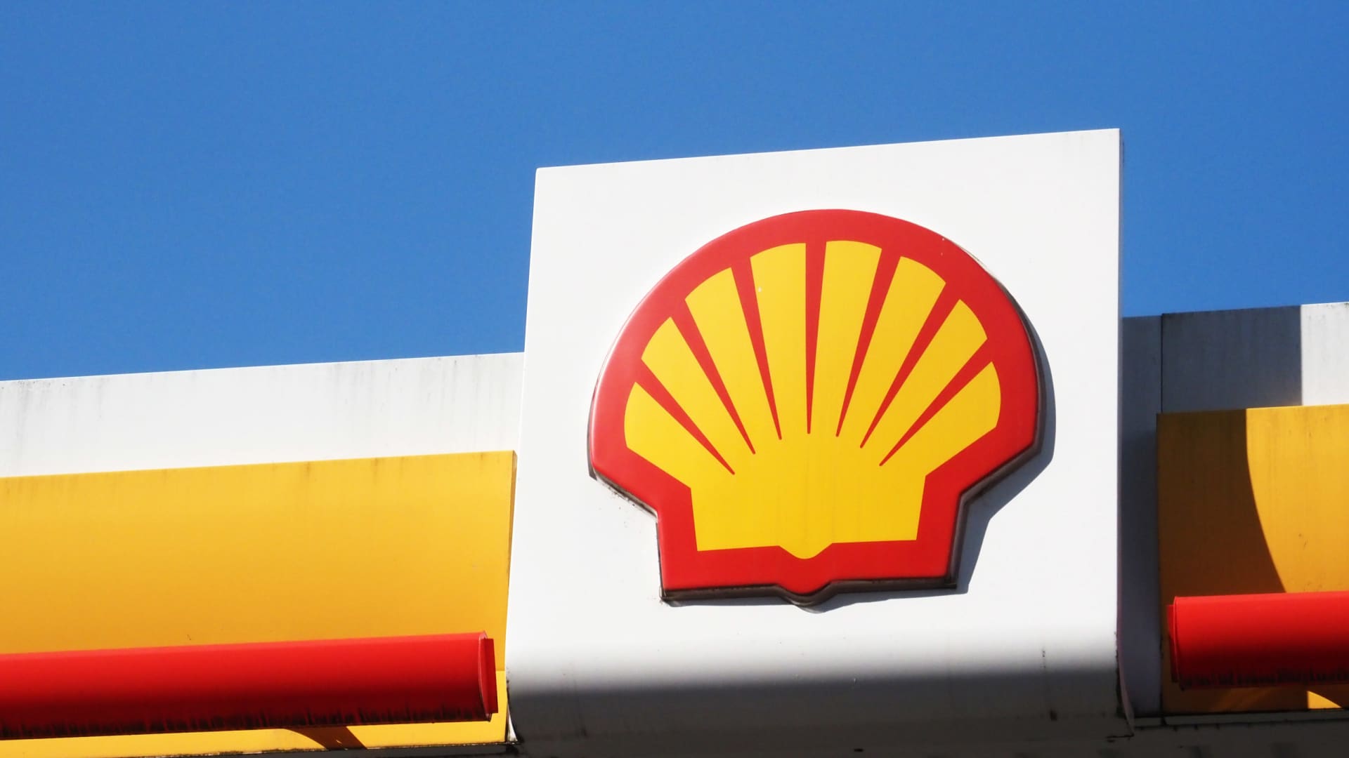 Featured image for Shell Increases Dividend and Commits to Oil Production Through 2030