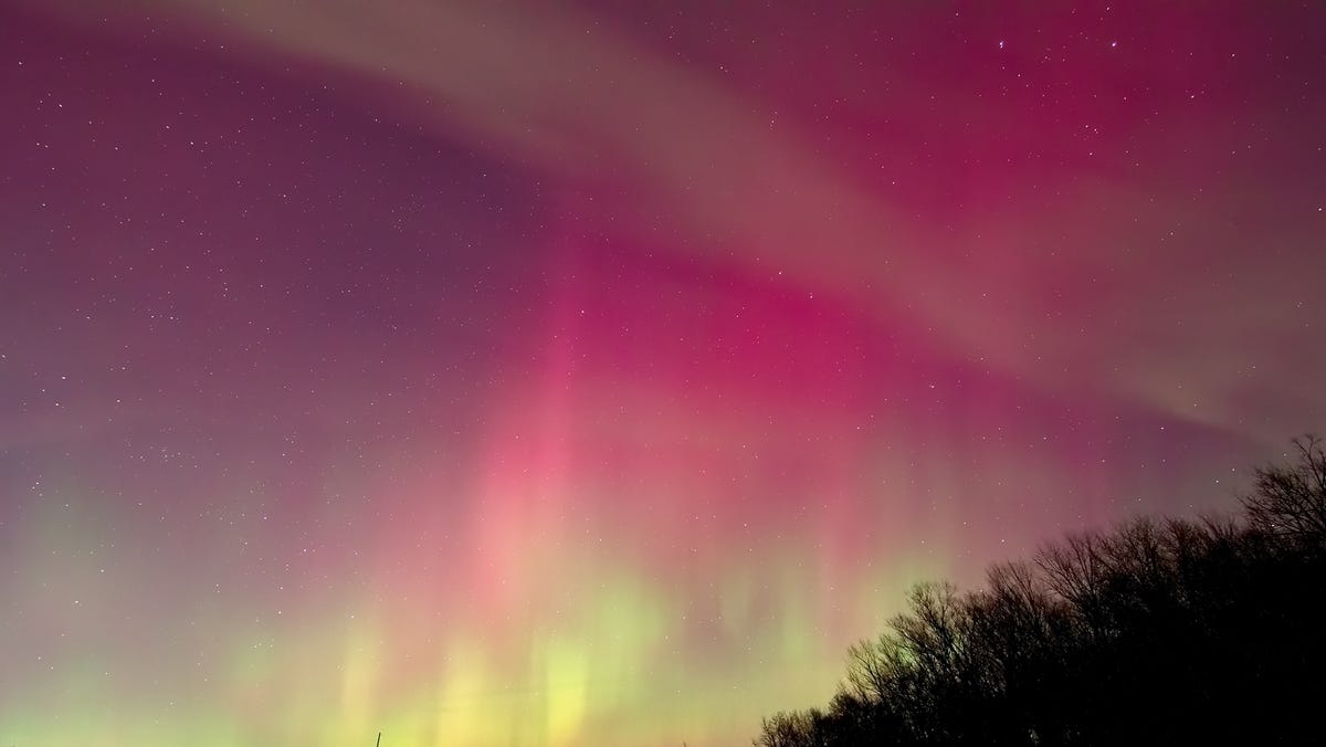 "Northern Lights: A Spectacular Weekend Display Expected in Greater Manchester and Wyoming"