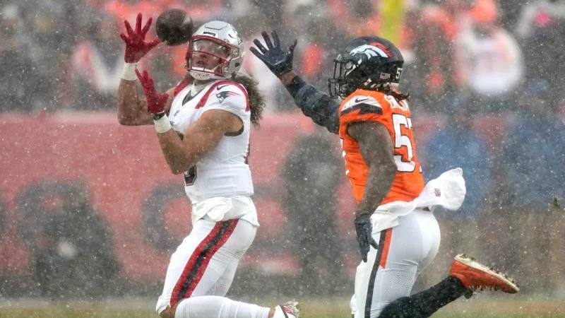 Patriots cling to 10-7 lead over Broncos in snowy AFC Championship