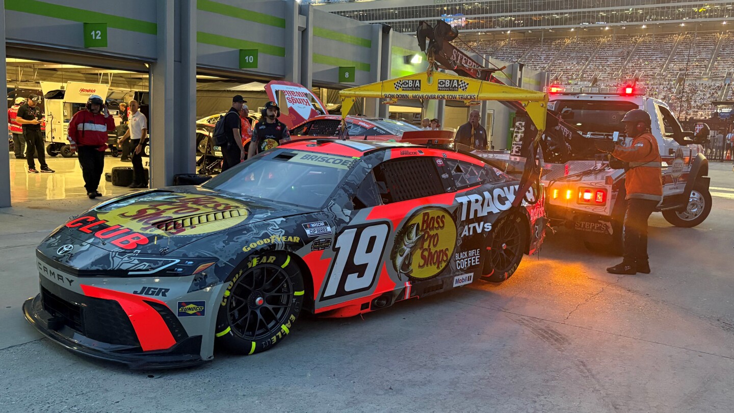 Featured image for Chase Elliott Clinches Atlanta Victory in Action-Packed NASCAR Race