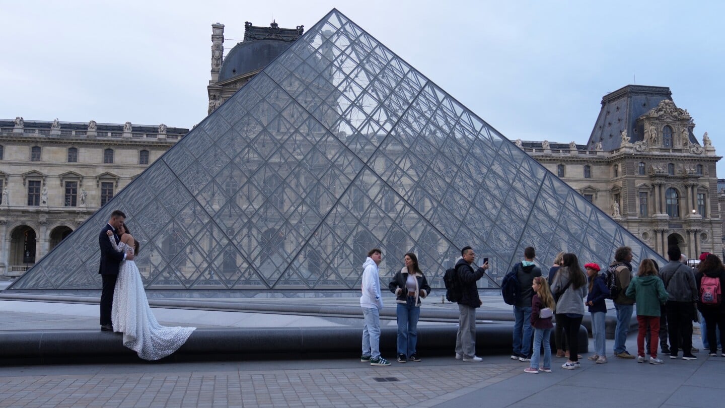Featured image for Louvre Jewel Heist: A History of Theft and Intrigue