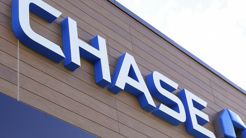 Featured image for JPMorgan Chase's Size Sparks Concerns Among Analysts and Investors