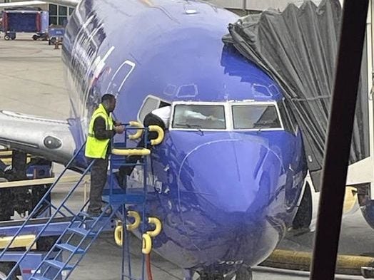 Featured image for Southwest Pilot Climbs Through Cockpit Window to Unlock Plane Before Flight.
