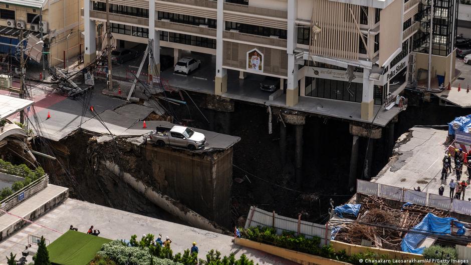 Featured image for Massive Sinkhole Swallows Vehicles on Bangkok Highway