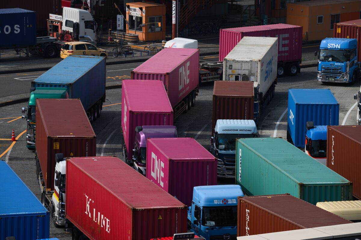 Global Markets Drop as Trump Imposes New Tariffs and Rate Hikes