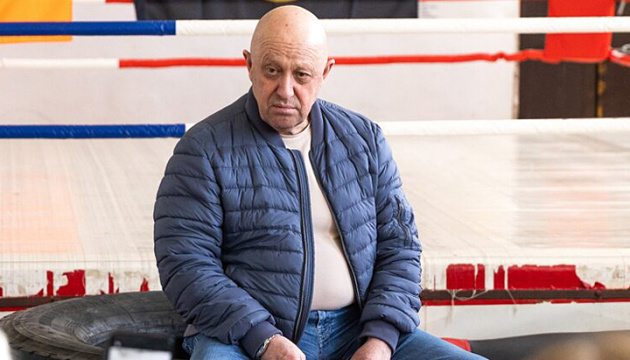 Expert warns of potential assassination of Prigozhin in Belarus, while US delays sanctions on Wagner.