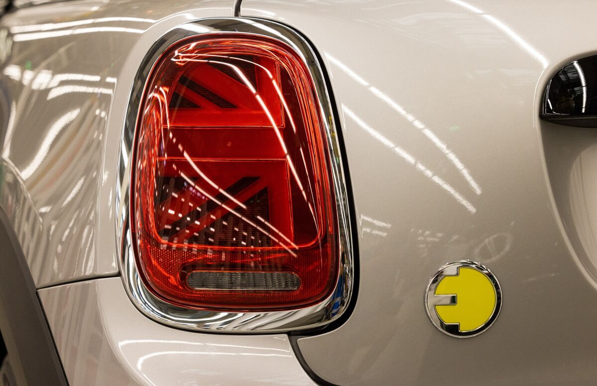 Featured image for EU Delays Tariffs on UK EV Trade for Three Years, Boosting Car Industry