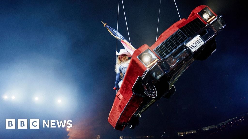 Featured image for Beyoncé Halts Houston Show After Flying Car Malfunction
