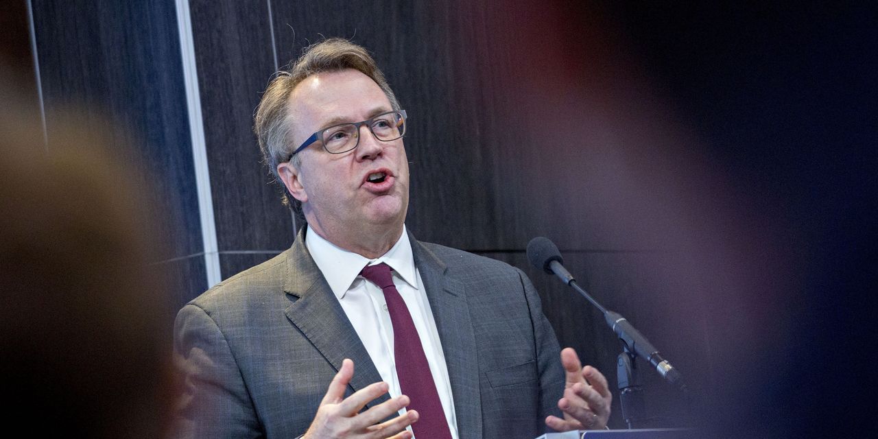 Fed Official Denies Talks of Rate Cuts, S&P 500 Weakens