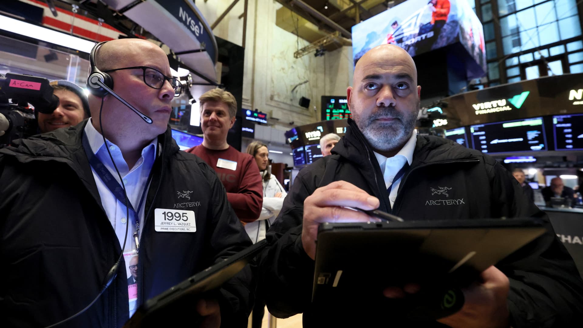 "Stock Futures Stagnate as Interest Rates and Earnings Take Center Stage"