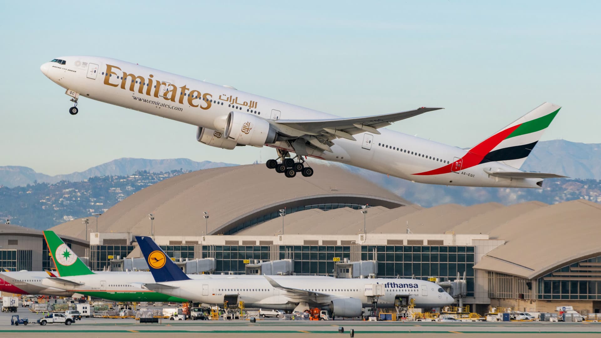 Featured image for Emirates' $52 Billion Boeing Order Signals Major Expansion