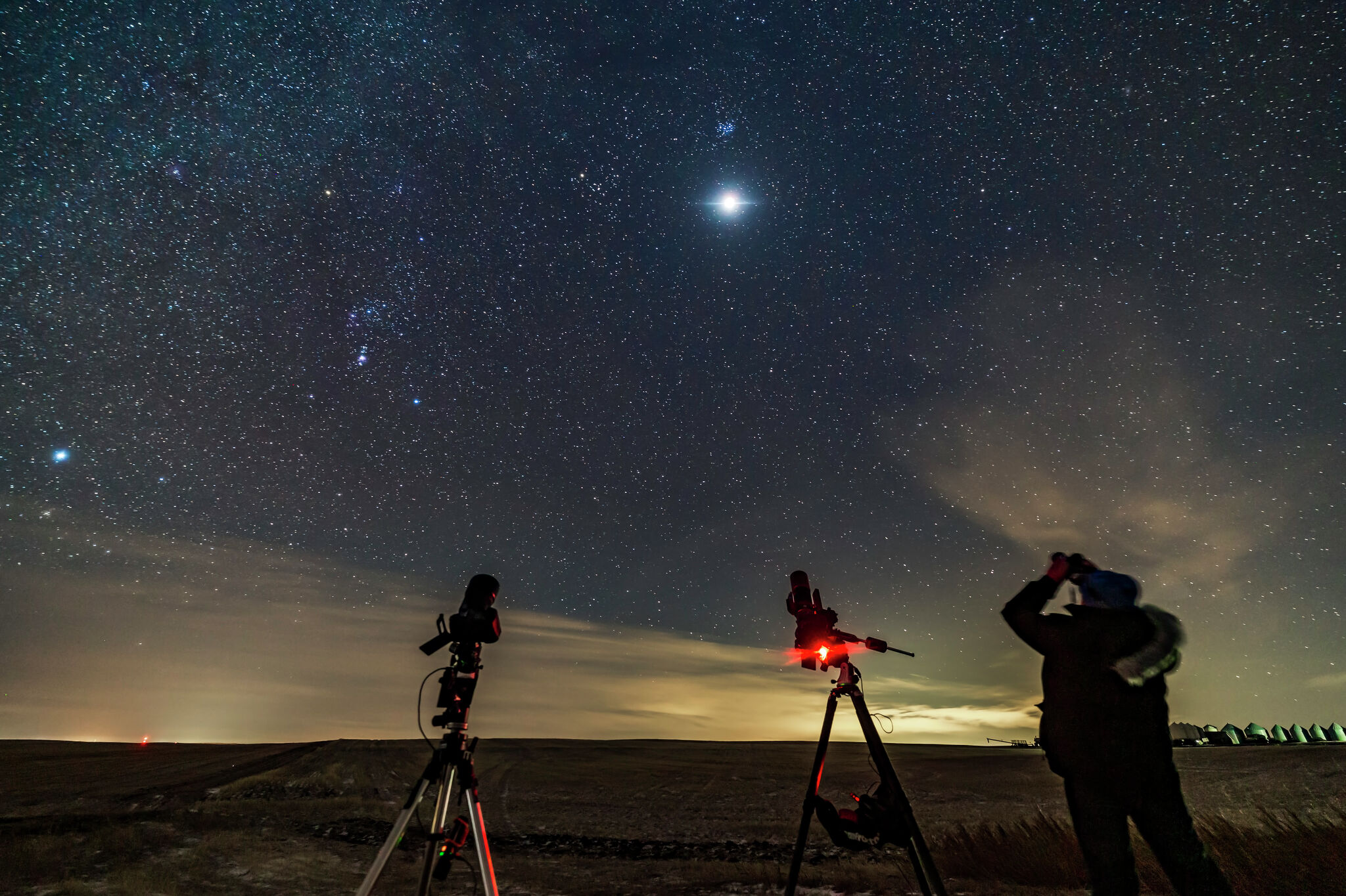 Featured image for April 2023 Stargazing: Meteor Shower, Pink Moon, and Mars-Moon Kiss
