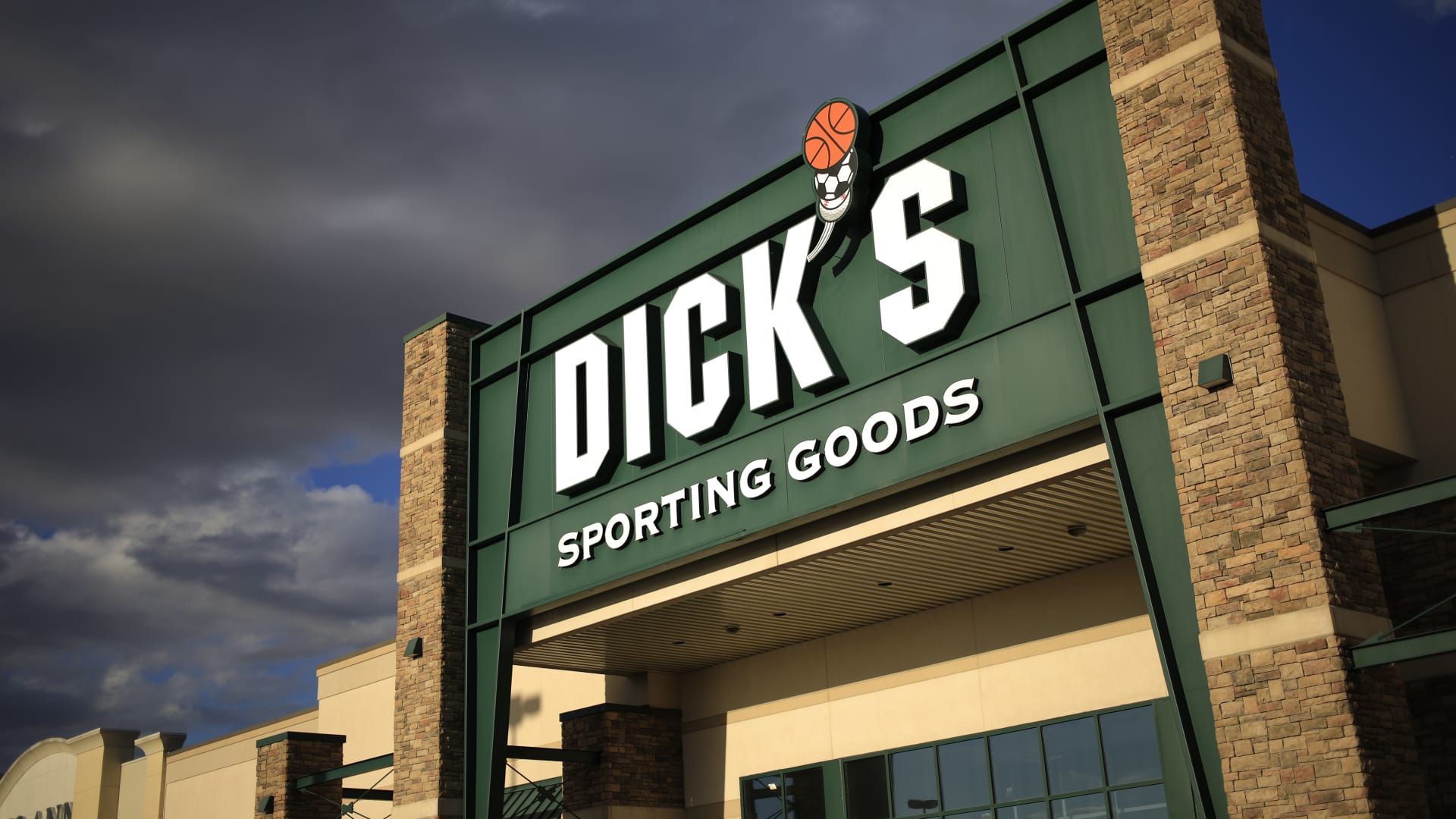 Featured image for "Dick's Sporting Goods Reports Strong Q2 2023 Earnings"