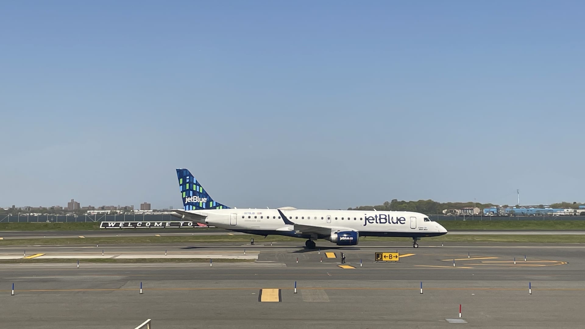Featured image for JetBlue predicts profit due to strong demand and beats earnings expectations.