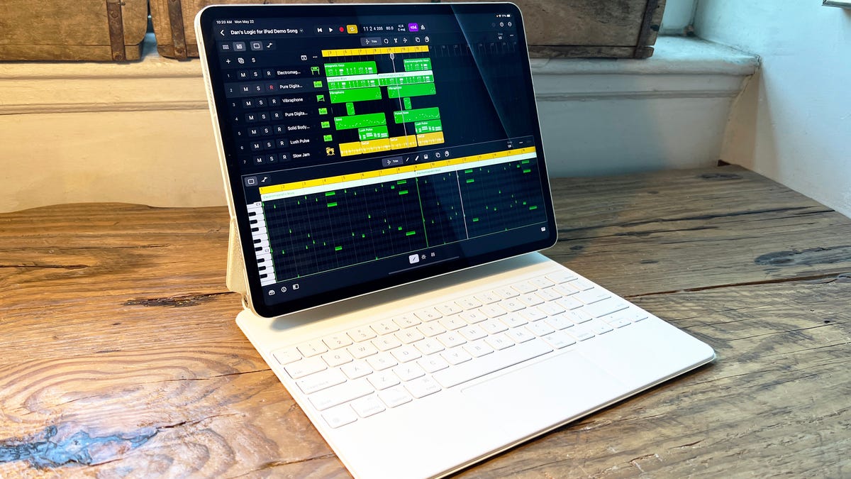 "2024 iPad Pro to Feature OLED Display and Revamped Magic Keyboard for Laptop-Like Functionality"