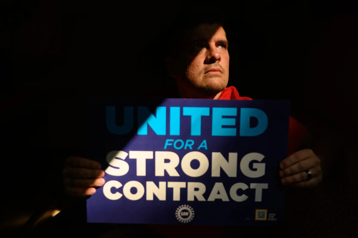 "Auto Workers' Strike Puts Ohio Town's Clean Energy Agenda and Union Support at Odds"
