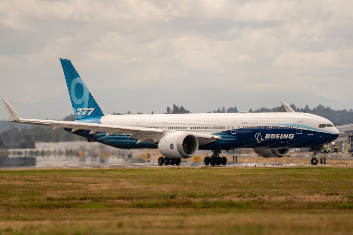 Featured image for Boeing Faces $4.9 Billion Charge Amid 777X Delays and Revenue Gains