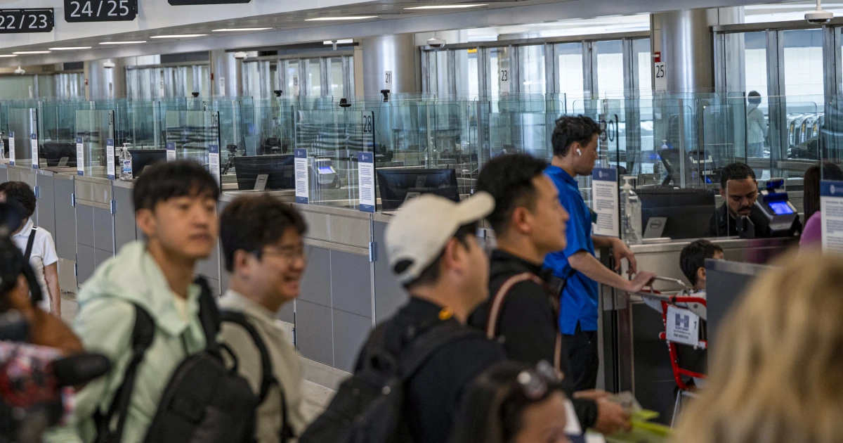 Featured image for U.S. introduces $250 visa integrity fee for travelers