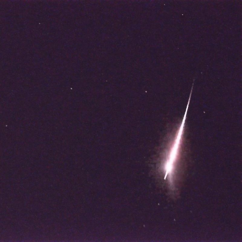 "Unprecedented Night: 7 Alpha Capricornids Fireballs Illuminate the Sky"
