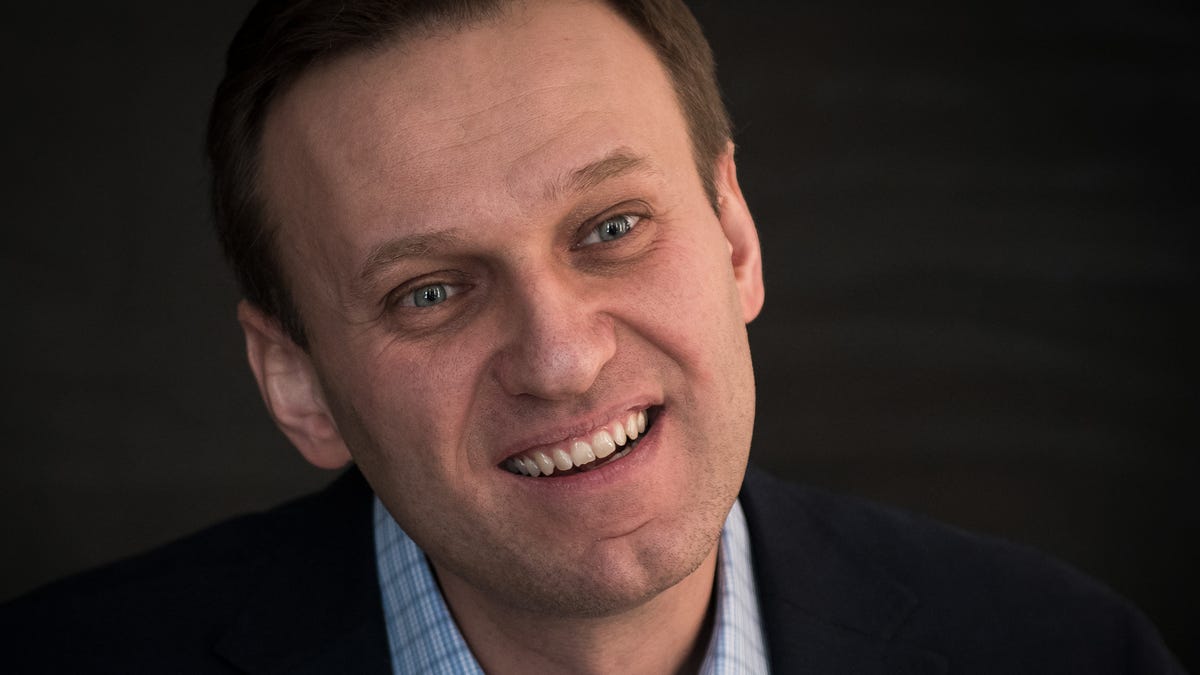 "Russian Opposition Leader's Death Sparks Nationwide Mourning and Accusations"