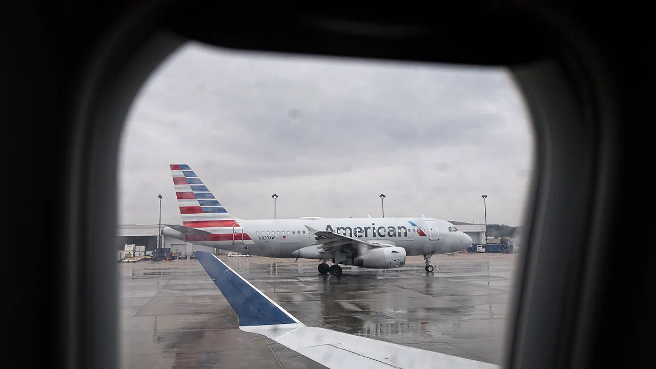 "American Airlines Flight Returns to Airport Over Cargo Door Issue"