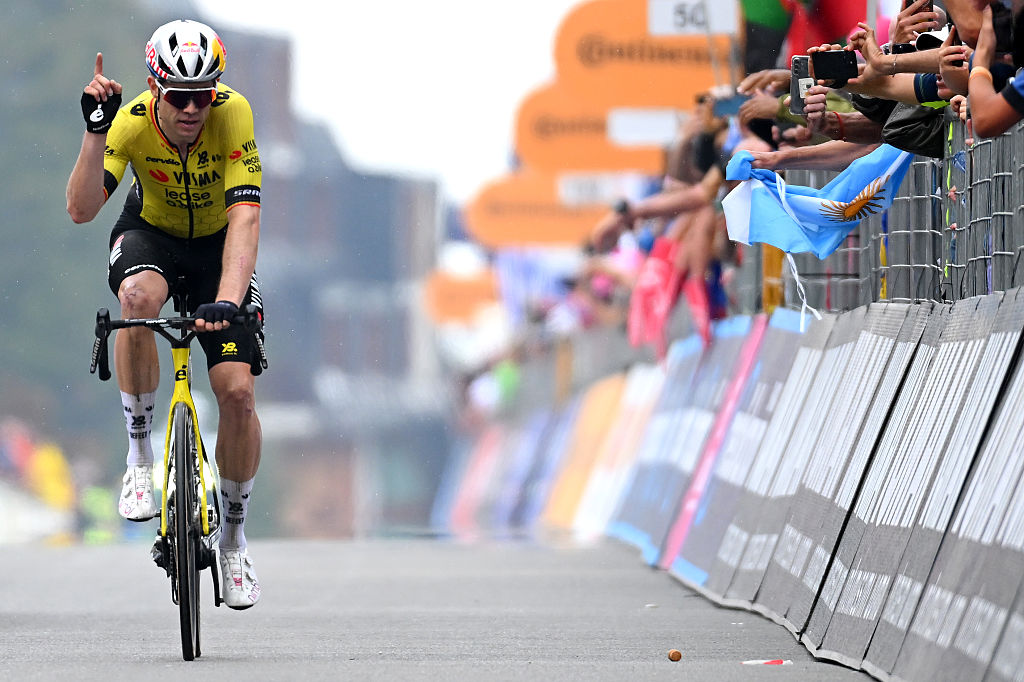 Featured image for Simon Yates Clinches Giro d'Italia Title in 2025
