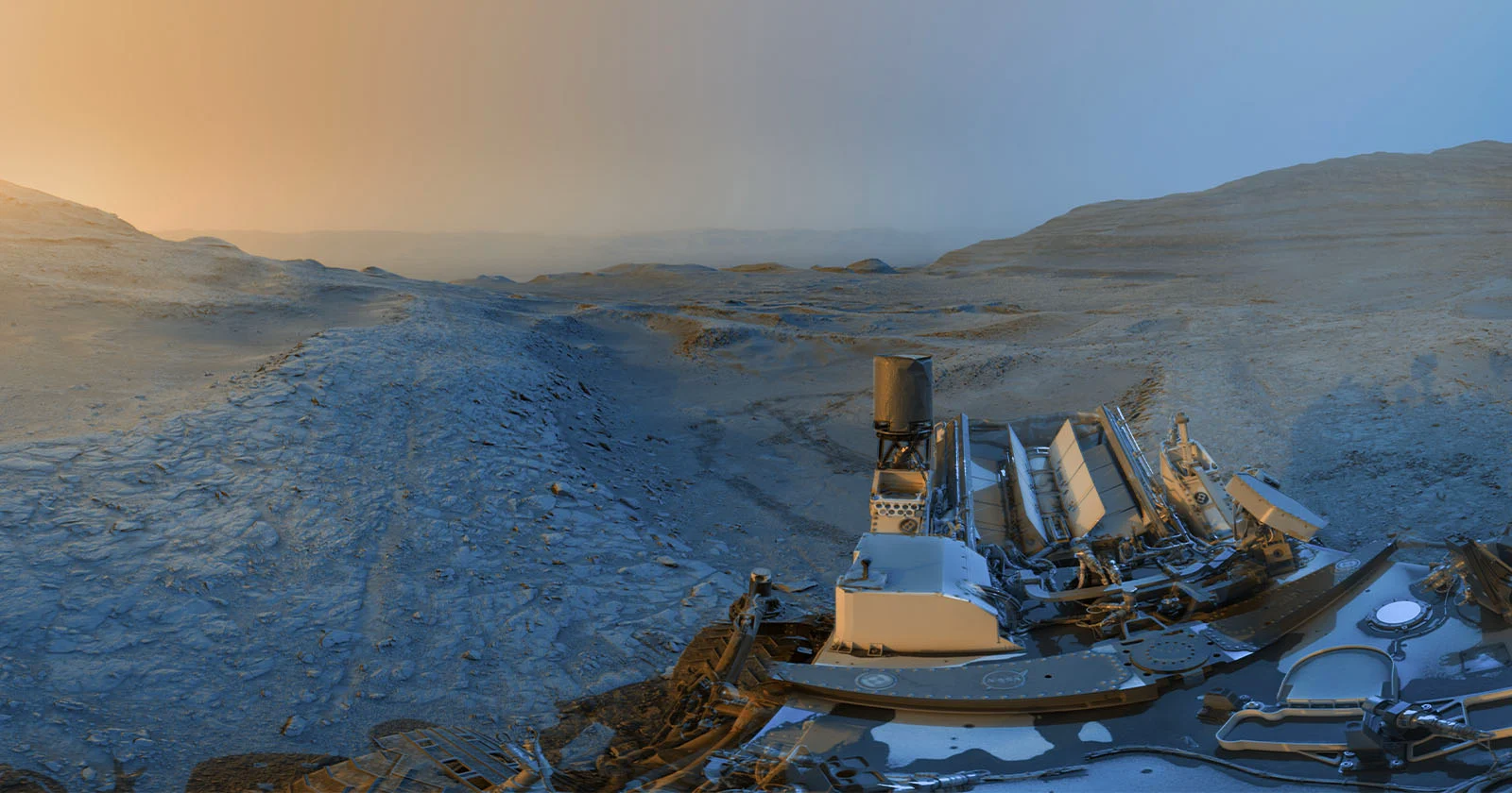 Featured image for NASA's Curiosity Sends Stunning Mars Holiday Postcard Blending Day and Night