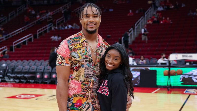 Simone Biles ties the knot with NFL player Jonathan Owens.