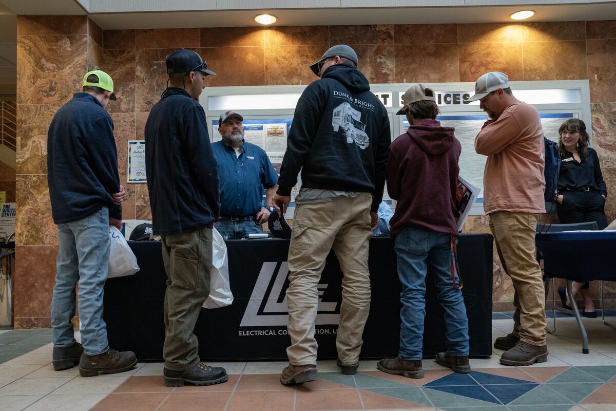 "Rise in US Initial Jobless Claims Signals Increase in Unemployment Applications"