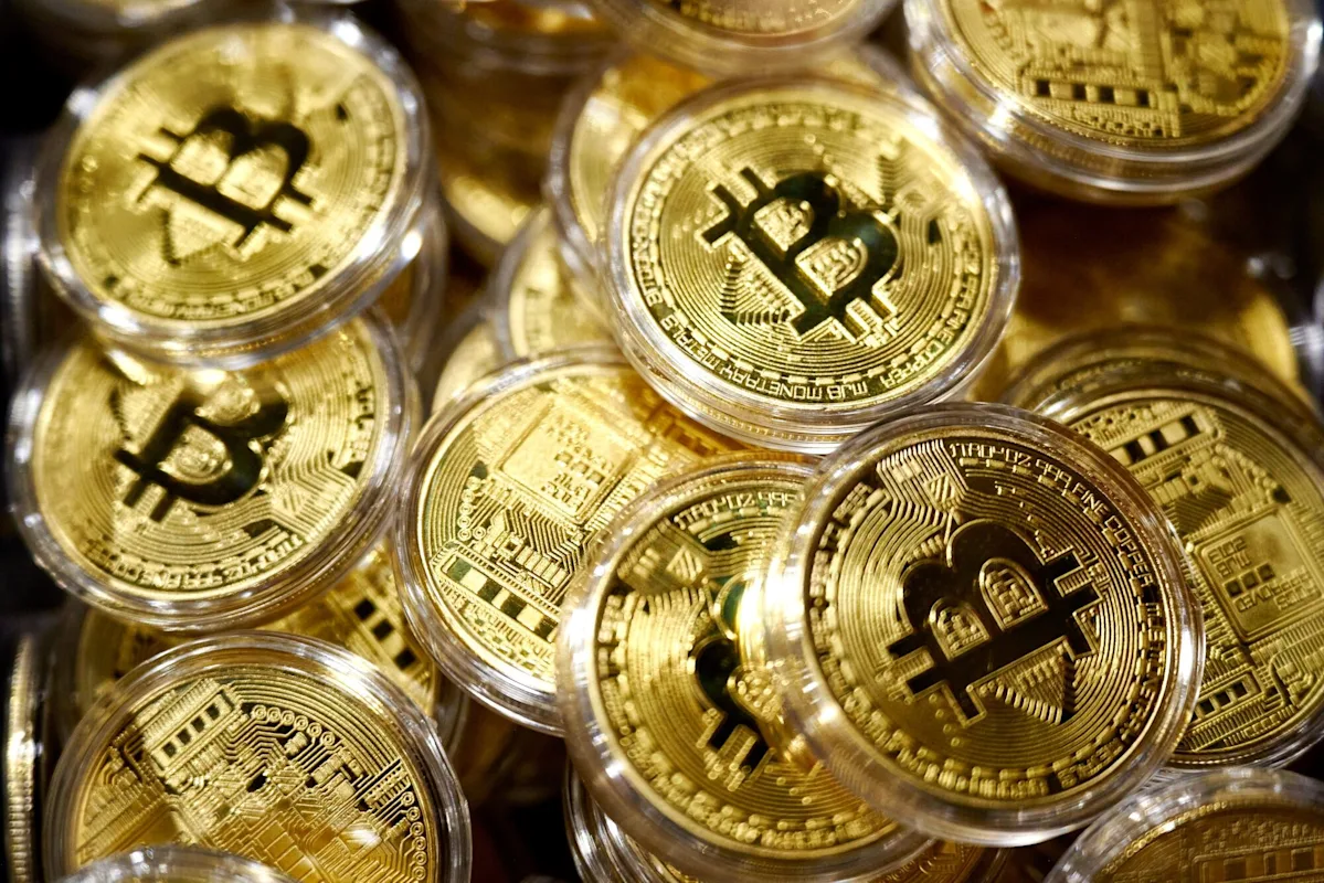 Gold and Bitcoin Rise Amid Global Debt Fears