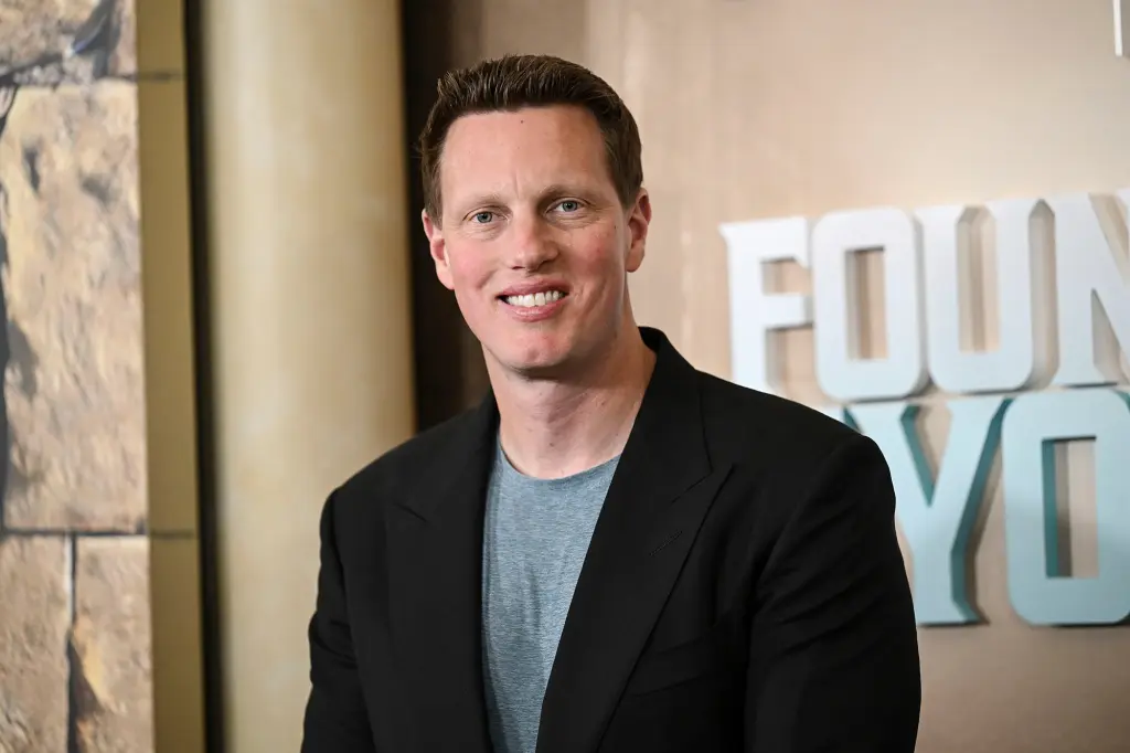 Featured image for Paramount's CEO Eyes Warner Bros. Discovery Sale Amid Valuation and Strategic Moves