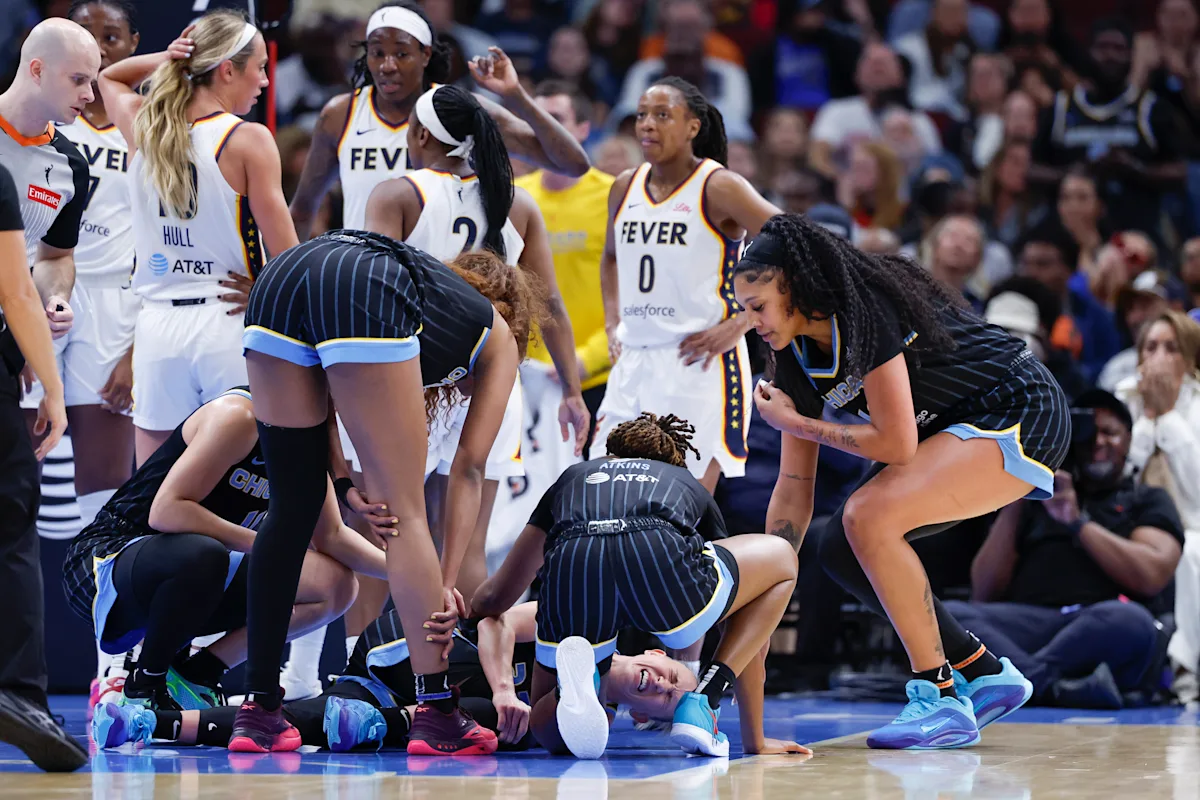 Featured image for Chicago Sky's Courtney Vandersloot sidelined for season with torn ACL