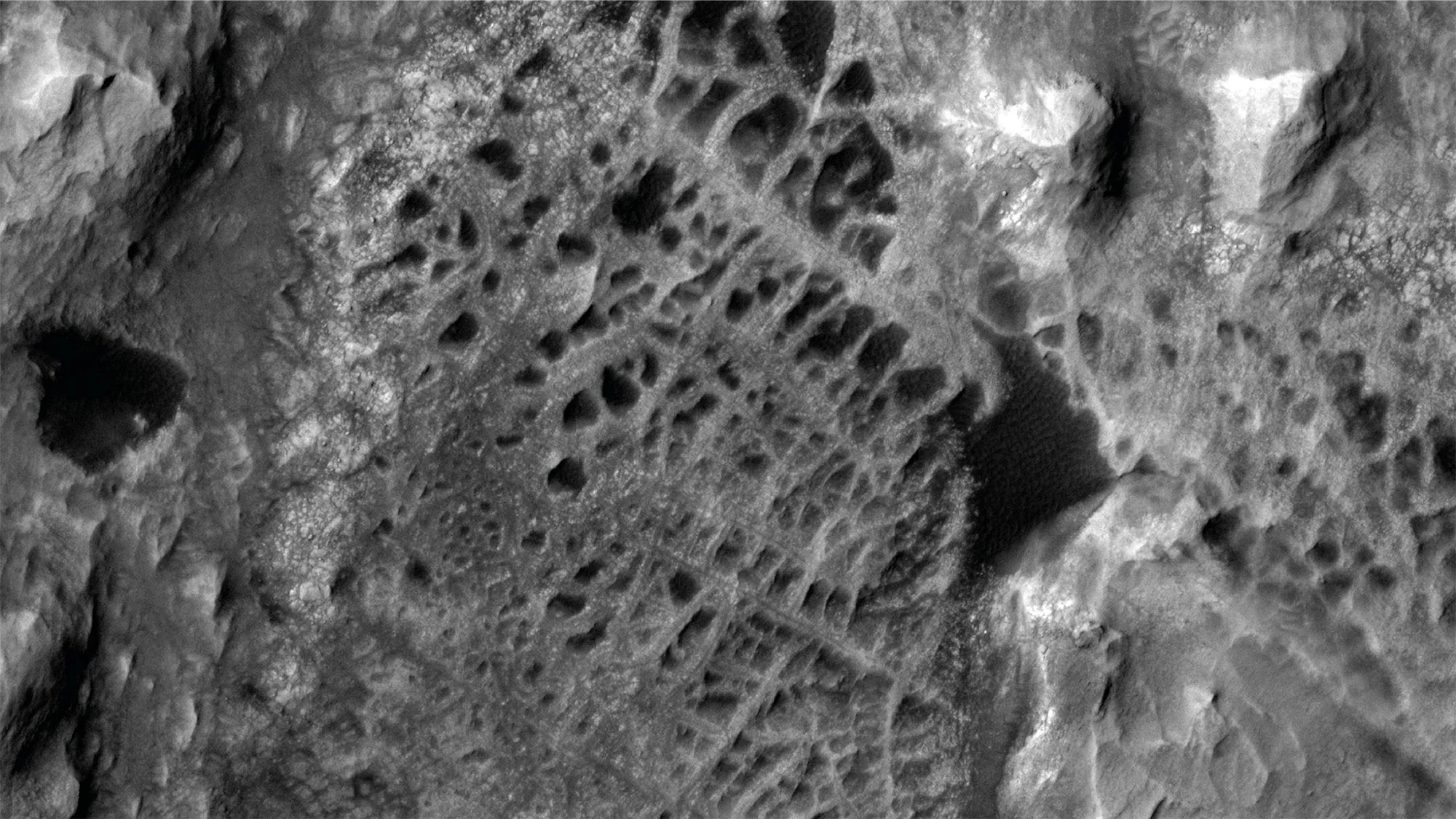 Curiosity Rover Explores Mars' Mysterious Spiderweb Rocks and Sulfur Stones