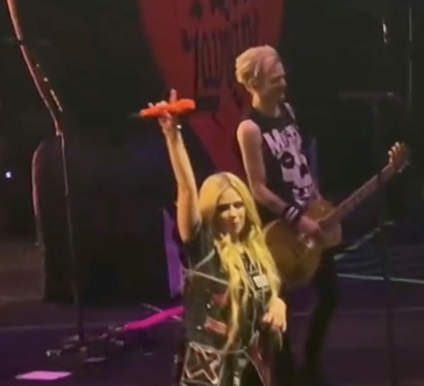 Featured image for Avril Lavigne and Deryck Whibley Reunite On Stage for "In Too Deep" Performance